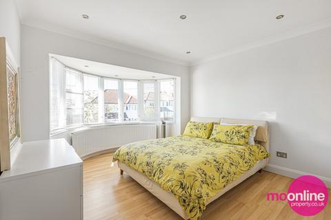 40 Lawrence Avenue, London, NW7 4NN