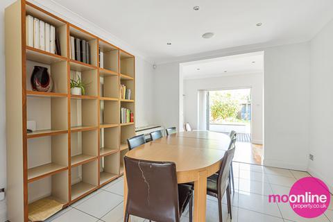 40 Lawrence Avenue, London, NW7 4NN
