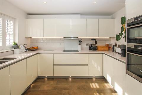 4 bedroom house for sale, Regent Way, Brentwood