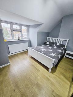 3 bedroom terraced house to rent, Becontree Avenue, London RM8