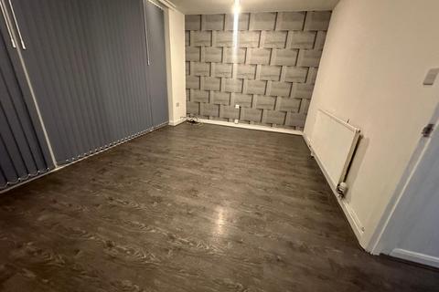 3 bedroom terraced house to rent, Vauxhall Crescent, Birmingham B36