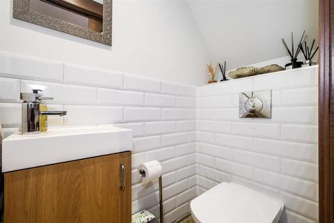 150 Hale End Road, London, E17 4DU