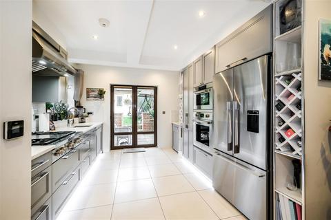 150 Hale End Road, London, E17 4DU