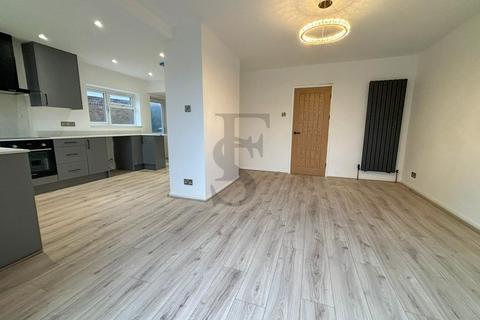 3 bedroom semi-detached house to rent, Wayside Drive, Oadby, Leicester