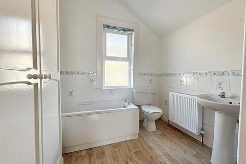 2 bedroom house to rent, Lower Road, Eastbourne