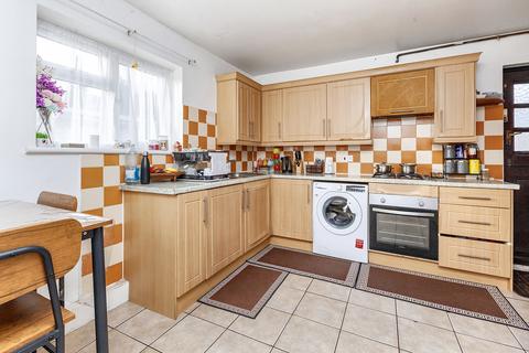 3 bedroom end of terrace house to rent, Chatfield, Slough SL2