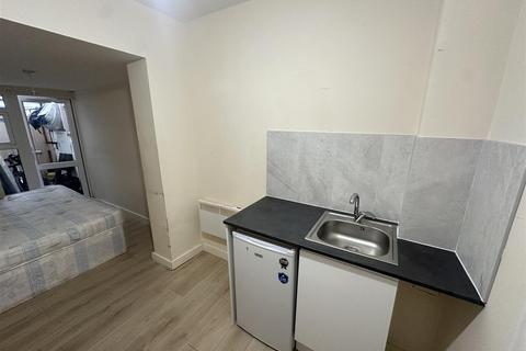 Studio to rent, Queens Road, Southall