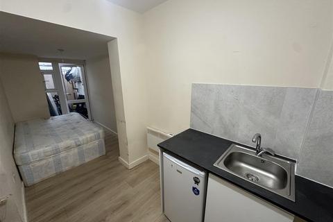 Studio to rent, Queens Road, Southall