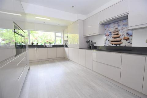 Casa Noroc Canewdon Road, Rochford, SS4 3JJ