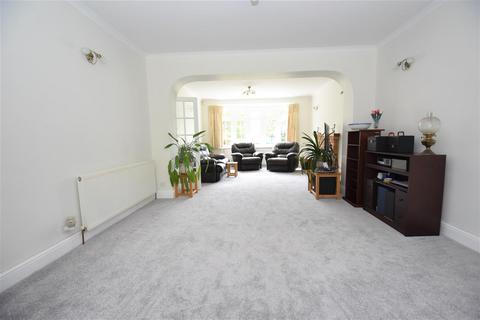Casa Noroc Canewdon Road, Rochford, SS4 3JJ