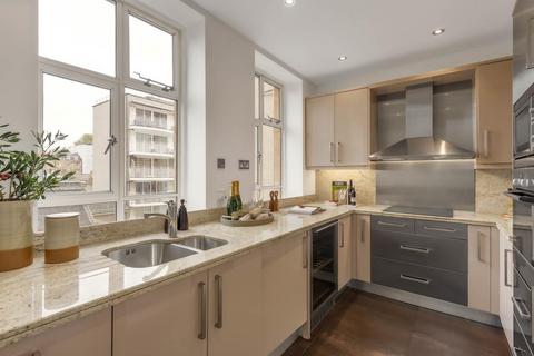 3 bedroom flat for sale, Lowndes Square, London