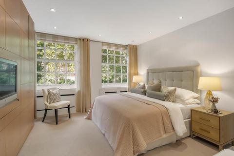 3 bedroom flat for sale, Lowndes Square, London