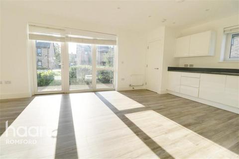 3 bedroom flat to rent, Granite Court - Romford - RM7