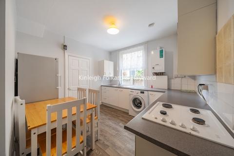 2 bedroom apartment to rent, Byton Road London SW17