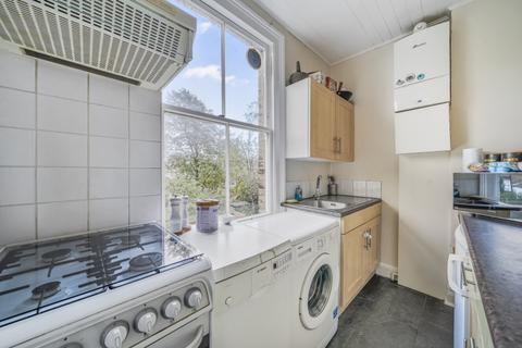 2 bedroom apartment to rent, Rosendale Road London SE21