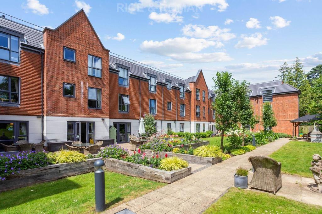 Dukes Ride, Crowthorne RG45 2 bed retirement property - £2,400 pcm (£ ...