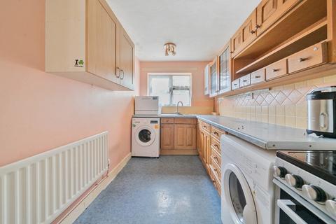 134 Applegarth Avenue, Guildford, GU2 8LR