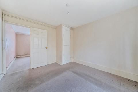 134 Applegarth Avenue, Guildford, GU2 8LR