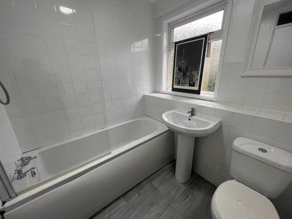 Dairymeadow bathroom.jpg