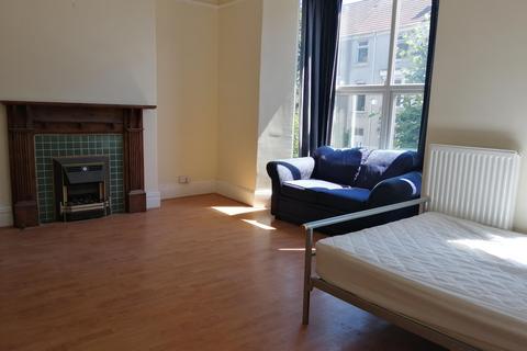 3 bedroom maisonette to rent, Eaton Crescent, Uplands, Swansea