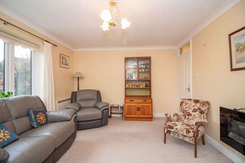 2 bedroom flat for sale, Rosecott, Havant Road, Horndean, PO8 0XA