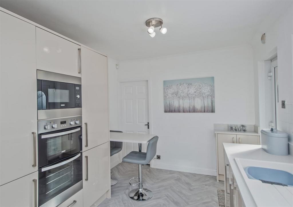 Fitted Dining / Breakfast Kitchen: