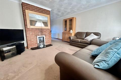 3 bedroom semi-detached house for sale, Greenfield Close, Kippax, Leeds