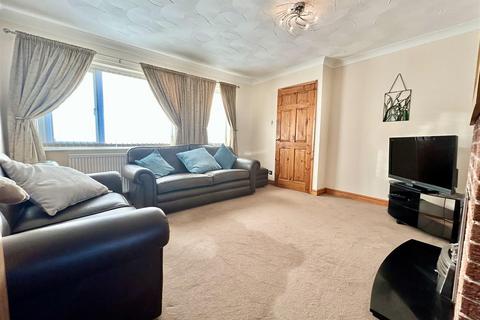 3 bedroom semi-detached house for sale, Greenfield Close, Kippax, Leeds