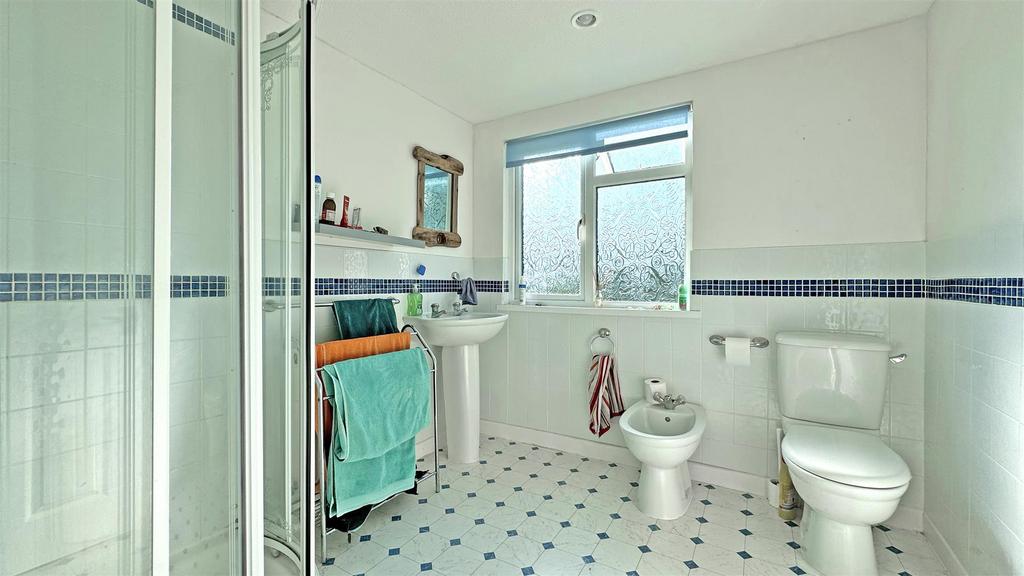 Bathroom 1.jpg