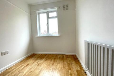 2 bedroom flat to rent, North View, Pinner HA5