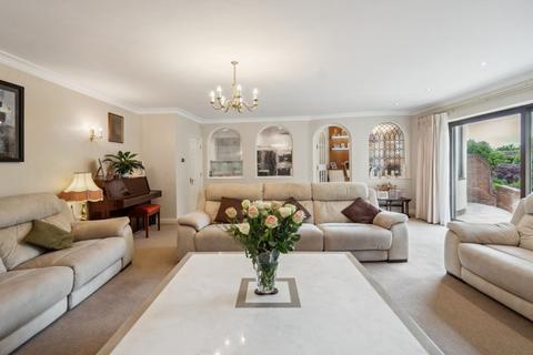 3 bedroom end of terrace house for sale, Waterglades, Beaconsfield HP9