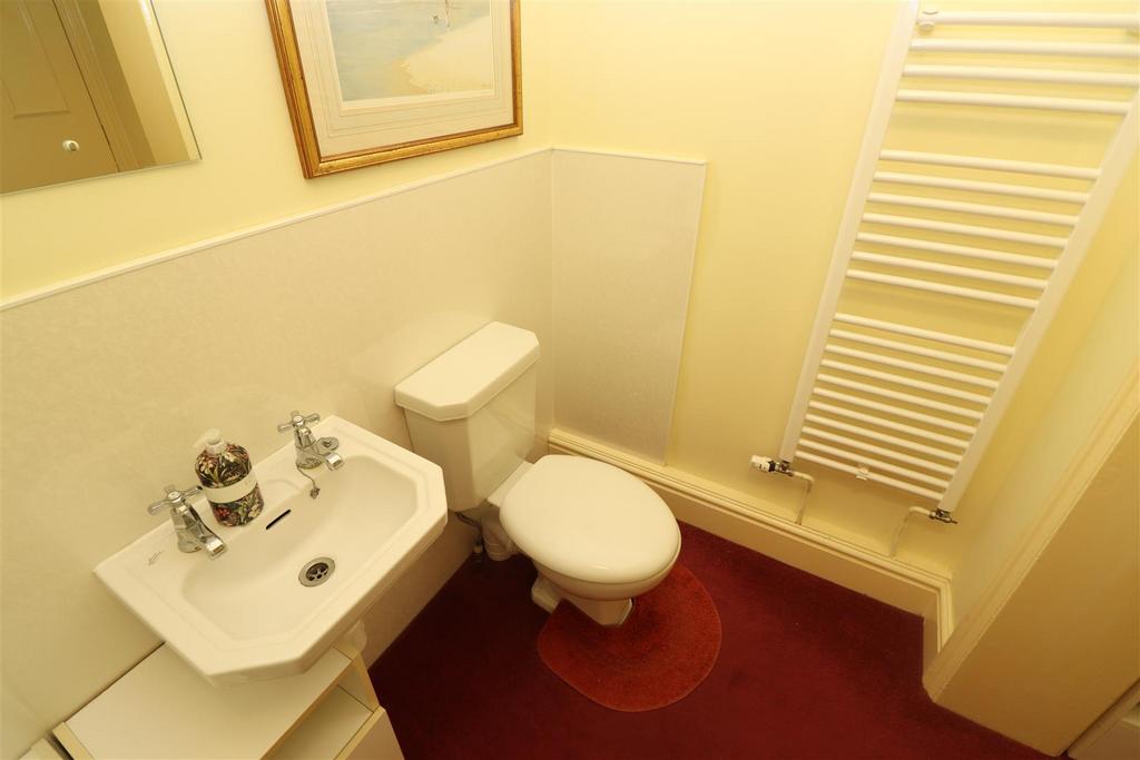 Cloakroom / WC / Hall