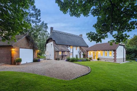 4 bedroom cottage for sale, Thame Road, Aylesbury HP18