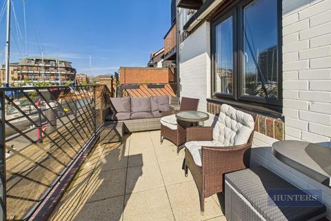 3 bedroom house for sale, Calshot Court, Ocean Village, SO14