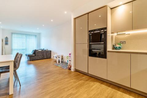 3 bedroom apartment for sale, Lismore Boulevard, London