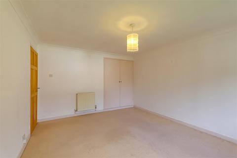 2 bedroom flat to rent, Chatsmore Crescent, Goring-By-Sea, BN12