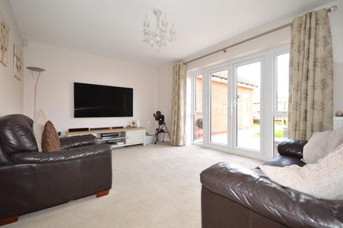 3 bedroom end of terrace house for sale, Brackley Close, Aylesbury HP22