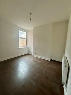 3 bedroom semi-detached house to rent, Auburn Road, Liverpool L13