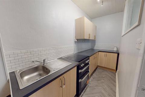 3 bedroom terraced house to rent, Alexandra Street, Queensbury