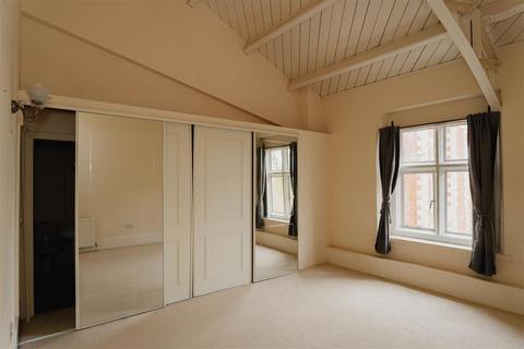 2 bedroom flat for sale, Royal Earlswood Park, Redhill