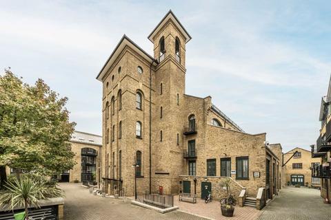 Studio to rent, Burrells Wharf Square, London E14