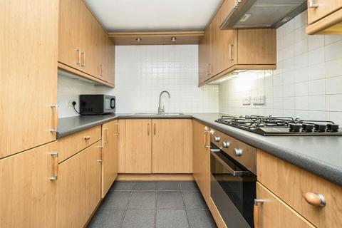 2 bedroom flat to rent, Schooner Close, London E14