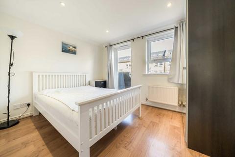 2 bedroom flat to rent, Schooner Close, London E14