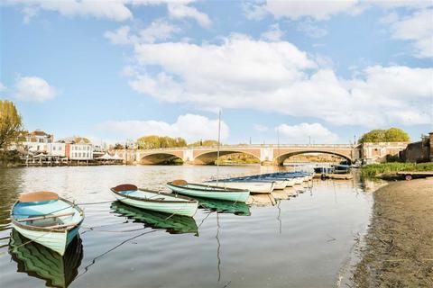 6 Hurst Road, East Molesey, KT8 9AF