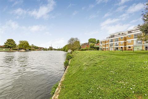 2 bedroom flat for sale, Thames Side, Staines-Upon-Thames TW18