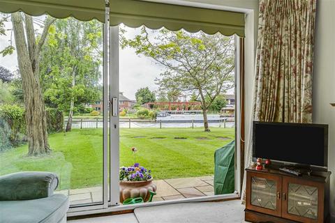 2 bedroom flat for sale, Thames Side, Staines-Upon-Thames TW18