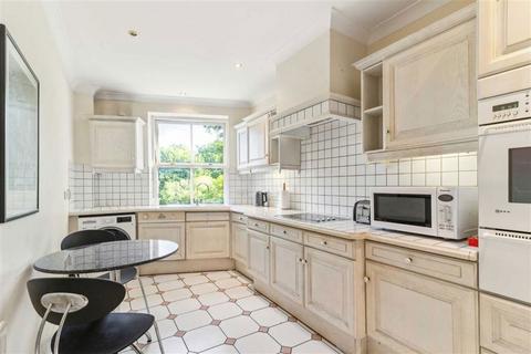 2 bedroom flat for sale, Hampton Court Crescent, East Molesey KT8