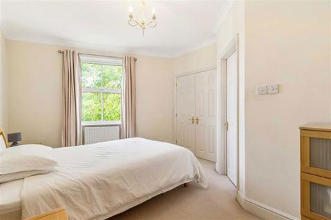 2 bedroom flat for sale, Hampton Court Crescent, East Molesey KT8