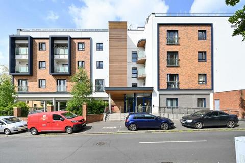 2 bedroom flat to rent, Grove House, Isleworth TW7