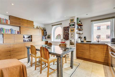 2 bedroom flat to rent, William Morris Way, London SW6